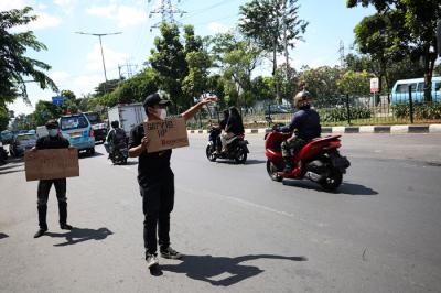 Sejumlah tukang servis handphone menawarkan jasanya di sekitar Pusat Grosir Cililitan (PGC), Jakarta Timur, Rabu (14/7/2021).