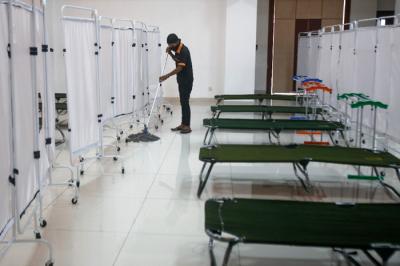 Petugas menyiapkan velbed untuk warga yang akan menjalani isolasi mandiri di Gelanggang Olahraga (GOR) Kecamatan Matraman, Jakarta Timur, Rabu (14/7/2021).
