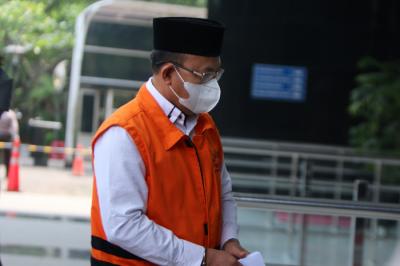 Terdakwa Bupati nonaktif Muara Enim Juarsah gunakan baju tahanan tiba di Gedung KPK, Kuningan Jakarta, Kamis (15/7/2021).