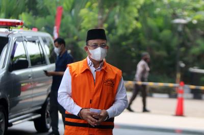 Terdakwa Bupati nonaktif Muara Enim Juarsah gunakan baju tahanan tiba di Gedung KPK, Kuningan Jakarta, Kamis (15/7/2021).