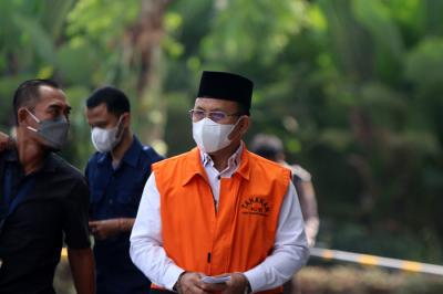 Terdakwa Bupati nonaktif Muara Enim Juarsah gunakan baju tahanan tiba di Gedung KPK, Kuningan Jakarta, Kamis (15/7/2021).