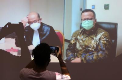 Terdakwa kasus suap izin ekspor benih bening lobster di Kementerian Kelautan dan Perikanan Edhy Prabowo menjalani sidang putusan di Jakarta, Kamis (15/7/2021).
