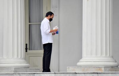 Presiden Joko Widodo saat peluncuran pembagian paket obat isoman gratis untuk rakyat di halaman Istana Merdeka, Jakarta, Kamis (15/7/2021).