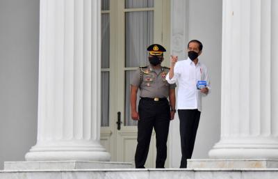 Presiden Joko Widodo saat peluncuran pembagian paket obat isoman gratis untuk rakyat di halaman Istana Merdeka, Jakarta, Kamis (15/7/2021).