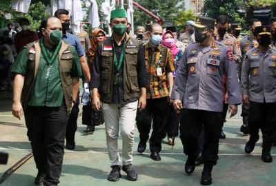 Kapolri Jenderal Pol Listyo Sigit Prabowo meninjau vaksinasi massal Covid-19 di SMA Negeri 38, Jakarta, Kamis (15/7/2021).