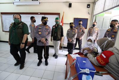 Kapolri Jenderal Pol Listyo Sigit Prabowo meninjau vaksinasi massal Covid-19 di SMA Negeri 38, Jakarta, Kamis (15/7/2021).