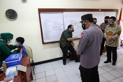 Kapolri Jenderal Pol Listyo Sigit Prabowo meninjau vaksinasi massal Covid-19 di SMA Negeri 38, Jakarta, Kamis (15/7/2021).