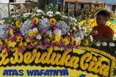 Pekerja saat membuat pesanan karangan bunga duka cita di kawasan Jakarta Barat, Kamis (15/7/2021).