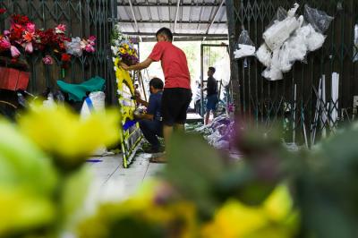 Pekerja saat membuat pesanan karangan bunga duka cita di kawasan Jakarta Barat, Kamis (15/7/2021).