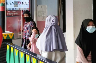 Orang tua saat mengambil dana Kartu Jakarta Pintar (KJP) Plus untuk tingkat Sekolah Dasar (SD) di ATM Bank DKI, Jakarta Barat, Kamis (15/7/2021).