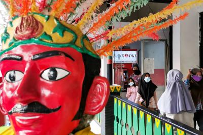 Orang tua saat mengambil dana Kartu Jakarta Pintar (KJP) Plus untuk tingkat Sekolah Dasar (SD) di ATM Bank DKI, Jakarta Barat, Kamis (15/7/2021).