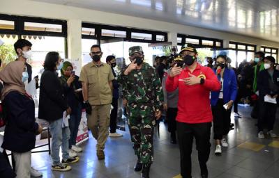 Panglima TNI Marsekal TNI Hadi Tjahjanto melakukan peninjauan serbuan vaksinasi di Jakarta,Rabu (14/7/2021).