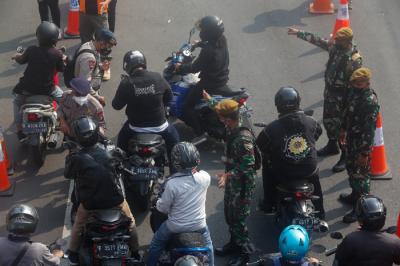 Pengendara terjebak kemacetan saat melintasi Pos Penyekatan PPKM Darurat di Underpass Mampang Prapatan, Jakarta Selatan, Kamis (15/7/2021).