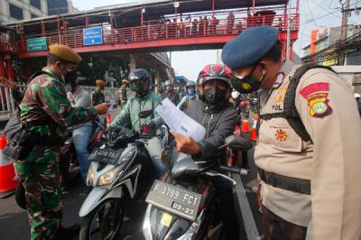 Pengendara terjebak kemacetan saat melintasi Pos Penyekatan PPKM Darurat di Underpass Mampang Prapatan, Jakarta Selatan, Kamis (15/7/2021).