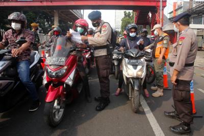 Pengendara terjebak kemacetan saat melintasi Pos Penyekatan PPKM Darurat di Underpass Mampang Prapatan, Jakarta Selatan, Kamis (15/7/2021).
