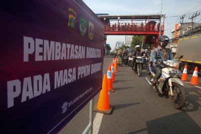 Pengendara terjebak kemacetan saat melintasi Pos Penyekatan PPKM Darurat di Underpass Mampang Prapatan, Jakarta Selatan, Kamis (15/7/2021).