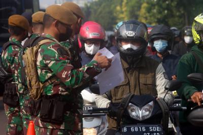 Pengendara terjebak kemacetan saat melintasi Pos Penyekatan PPKM Darurat di Underpass Mampang Prapatan, Jakarta Selatan, Kamis (15/7/2021).