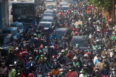 Pengendara terjebak kemacetan saat melintasi Pos Penyekatan PPKM Darurat di Underpass Mampang Prapatan, Jakarta Selatan, Kamis (15/7/2021).