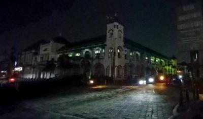 Sejumlah ruas jalan protokol di Kota Semarang, Jawa Tengah, tampak dalam kondisi gelap, Rabu (14/7/2021) malam.