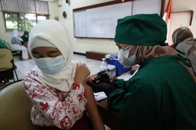 Sejumlah pelajar antre untuk melakukan vaksinasi Covid-19 di SMA 38 Jakarta, Kamis (15/7/2021).