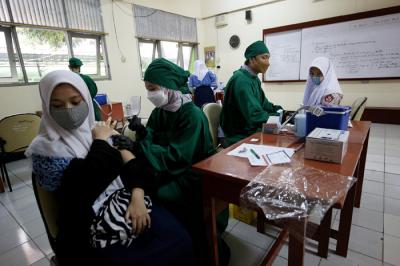 Sejumlah pelajar antre untuk melakukan vaksinasi Covid-19 di SMA 38 Jakarta, Kamis (15/7/2021).