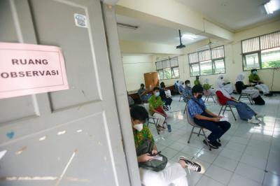 Pelajar saat mengikuti vaksinasi Covid-19 di SMA Negeri 38, Jakarta Selatan, Kamis (15/7/2021).