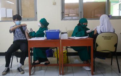 Pelajar saat mengikuti vaksinasi Covid-19 di SMA Negeri 38, Jakarta Selatan, Kamis (15/7/2021).