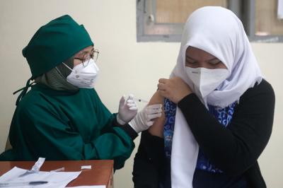 Pelajar saat mengikuti vaksinasi Covid-19 di SMA Negeri 38, Jakarta Selatan, Kamis (15/7/2021).