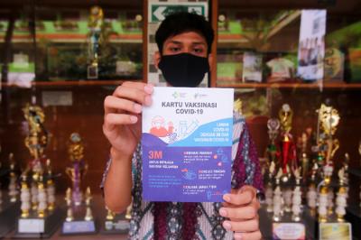 Pelajar saat mengikuti vaksinasi Covid-19 di SMA Negeri 38, Jakarta Selatan, Kamis (15/7/2021).