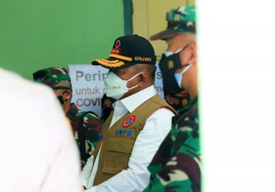 Ketua Satuan Tugas Penanganan Covid-19 Letjen TNI Ganip Warsito melakukan peninjauan gudang obat di Komando Distrik Militer (Kodim) 0618, Jumat (16/7/2021).