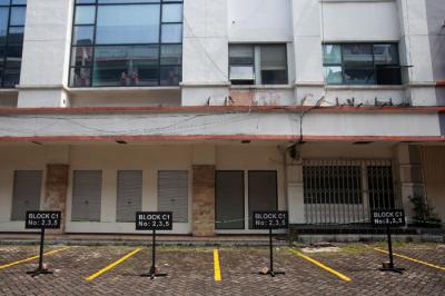 Pekerja berjalan di kawasan pertokoan yang tutup di ITC Fatmawati, Jakarta Selatan, Jumat (16/7/2021).