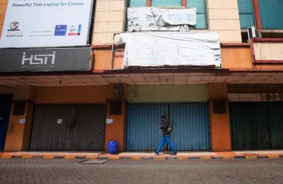 Pekerja berjalan di kawasan pertokoan yang tutup di ITC Fatmawati, Jakarta Selatan, Jumat (16/7/2021).