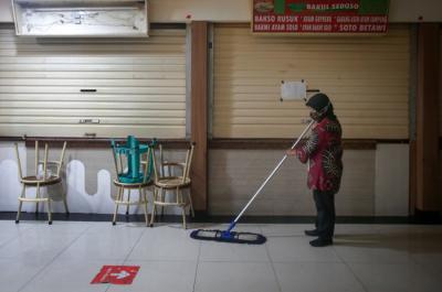Pekerja berjalan di kawasan pertokoan yang tutup di ITC Fatmawati, Jakarta Selatan, Jumat (16/7/2021).