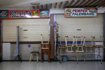 Pekerja berjalan di kawasan pertokoan yang tutup di ITC Fatmawati, Jakarta Selatan, Jumat (16/7/2021).