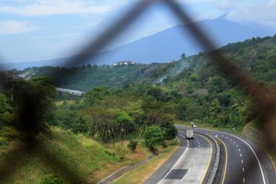 Suasana ruas jalan Tol Semarang-Solo, Jawa Tengah, tampak lengang, Jumat (16/7/2021).