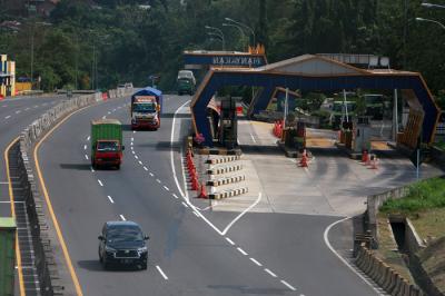 Suasana ruas jalan Tol Semarang-Solo, Jawa Tengah, tampak lengang, Jumat (16/7/2021).
