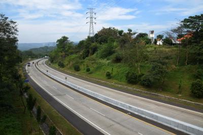 Suasana ruas jalan Tol Semarang-Solo, Jawa Tengah, tampak lengang, Jumat (16/7/2021).