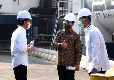 Presiden Joko Widodo saat meninjau PT Aneka Gas Industri di kawasan Pulo Gadung, Jakarta Timur, Jumat (16/7/2021).