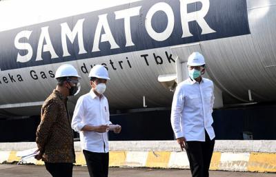 Presiden Joko Widodo saat meninjau PT Aneka Gas Industri di kawasan Pulo Gadung, Jakarta Timur, Jumat (16/7/2021).