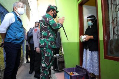 Panglima TNI Marsekal TNI Hadi Tjahjanto dan Kapolri Jenderal Pol Listyo Sigit Prabowo meninjau sentra Vaksinasi di GOR Arcamanik Bandung, Jumat (16/7/2021).