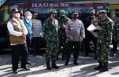 Panglima TNI Marsekal TNI Hadi Tjahjanto dan Kapolri Jenderal Pol Listyo Sigit Prabowo meninjau sentra Vaksinasi di GOR Arcamanik Bandung, Jumat (16/7/2021).