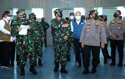 Panglima TNI Marsekal TNI Hadi Tjahjanto dan Kapolri Jenderal Pol Listyo Sigit Prabowo meninjau sentra Vaksinasi di GOR Arcamanik Bandung, Jumat (16/7/2021).
