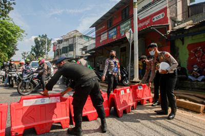 Petugas saat memeriksa kelengkapan warga yang ingin melintas di pos penyekatan PPKM Darurat Lenteng Agung, Jakarta Selatan, Jumat (16/7/2021).