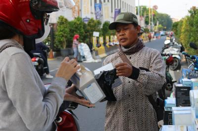 Pedagang masker melayani pembeli di kawasan Pasar Pagi Lama, Jakarta, Sabtu (17/7/2021).