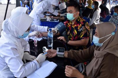Panglima Koarmada II Laksda TNI Iwan Isnurwanto, meninjau pelaksanaan serbuan vaksinasi di kawasan Niaga Jalajaya, Tanjung Perak, Sabtu (17/7/2021).