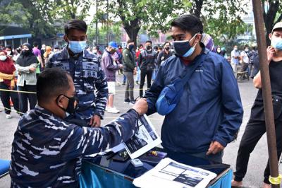 Panglima Koarmada II Laksda TNI Iwan Isnurwanto, meninjau pelaksanaan serbuan vaksinasi di kawasan Niaga Jalajaya, Tanjung Perak, Sabtu (17/7/2021).