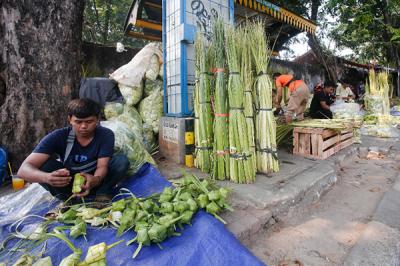 Penjual menyelesaikan pembuatan kulit ketupat di Pasar Palmerah, Jakarta Pusat, Minggu (18/7/2021).