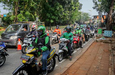 Pengemudi Ojek Online saat melintas di pos penyekatan PPKM Darurat Lenteng Agung, Jakarta Selatan, Minggu (18/7/2021).
