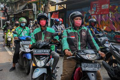 Pengemudi Ojek Online saat melintas di pos penyekatan PPKM Darurat Lenteng Agung, Jakarta Selatan, Minggu (18/7/2021).