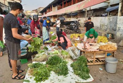 Suasana aktivitas perdagangan di Pasar Peterongan Semarang, Jawa Tengah, tampak sepi dan lengang, Minggu (18/7/2021).